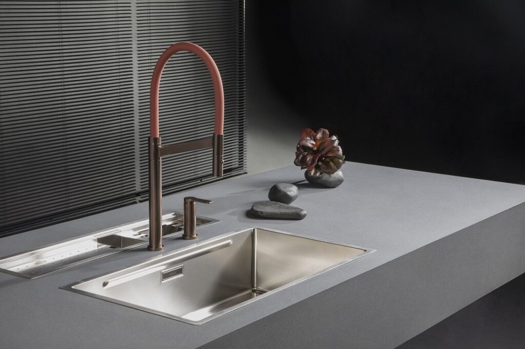 Especialista em cubas de cozinha ensina a higienizar essa área da casa