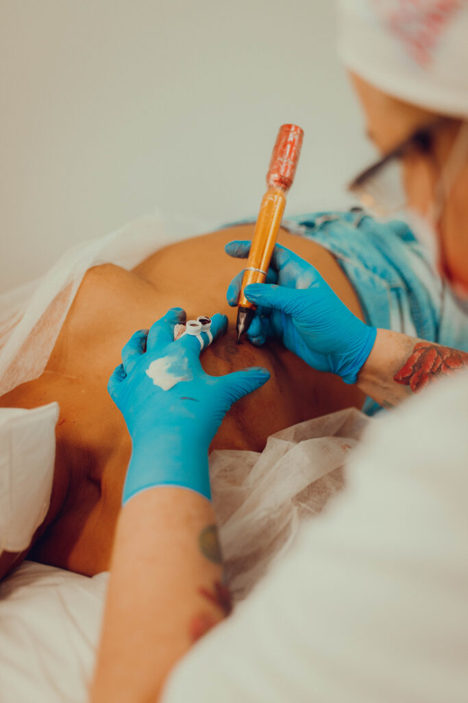 Tattoo Week Rio promove doação de micropigmentação para homens trans