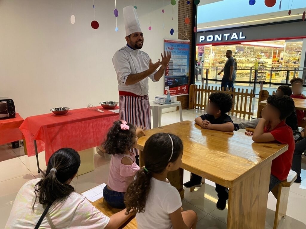 Crianças aproveitam as férias em oficinas gratuitas promovidas pela FAEP