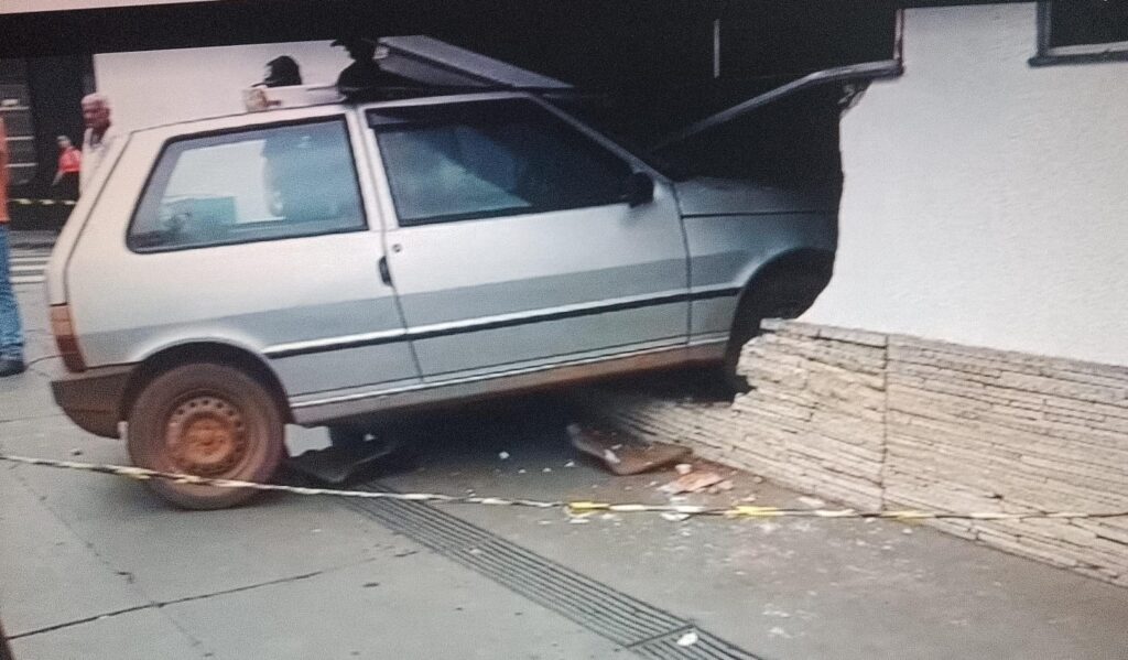 Após colisão, carro vai parar dentro da ortopedia da Santa Casa de Franca