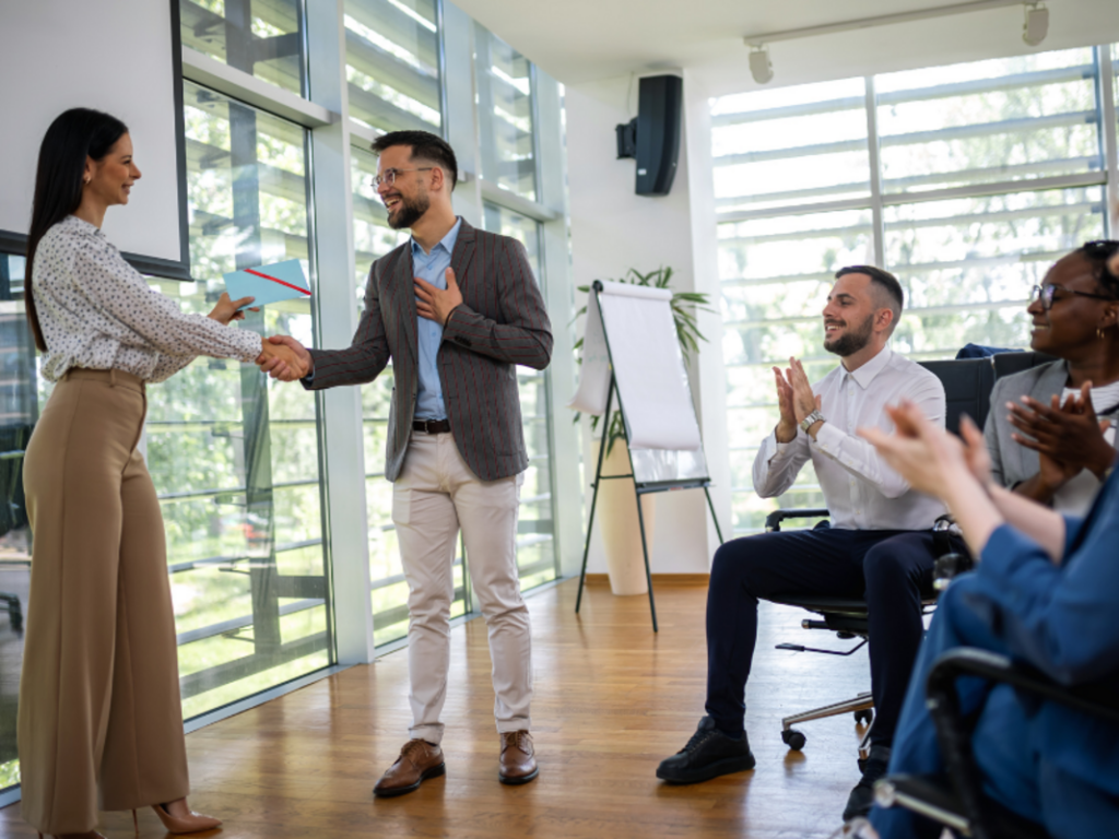 Como evitar riscos trabalhistas ao premiar colaboradores Como evitar riscos trabalhistas ao premiar colaboradores