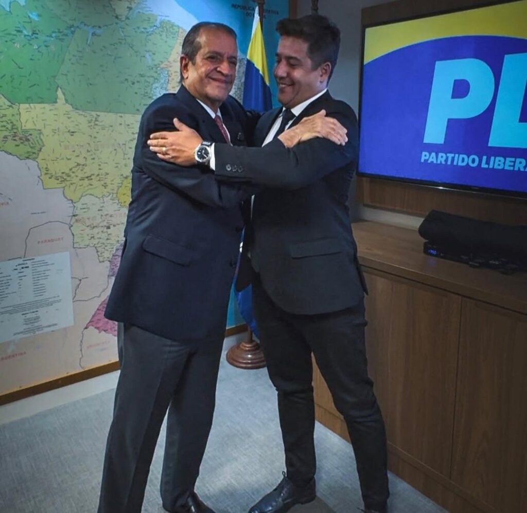 Vereador dos mais atuantes, ele muito se destaca em sua atuação no Legislativo francano. Fransérgio Garcia, na foto junto do presidente do PL, Waldemar Costa Neto.