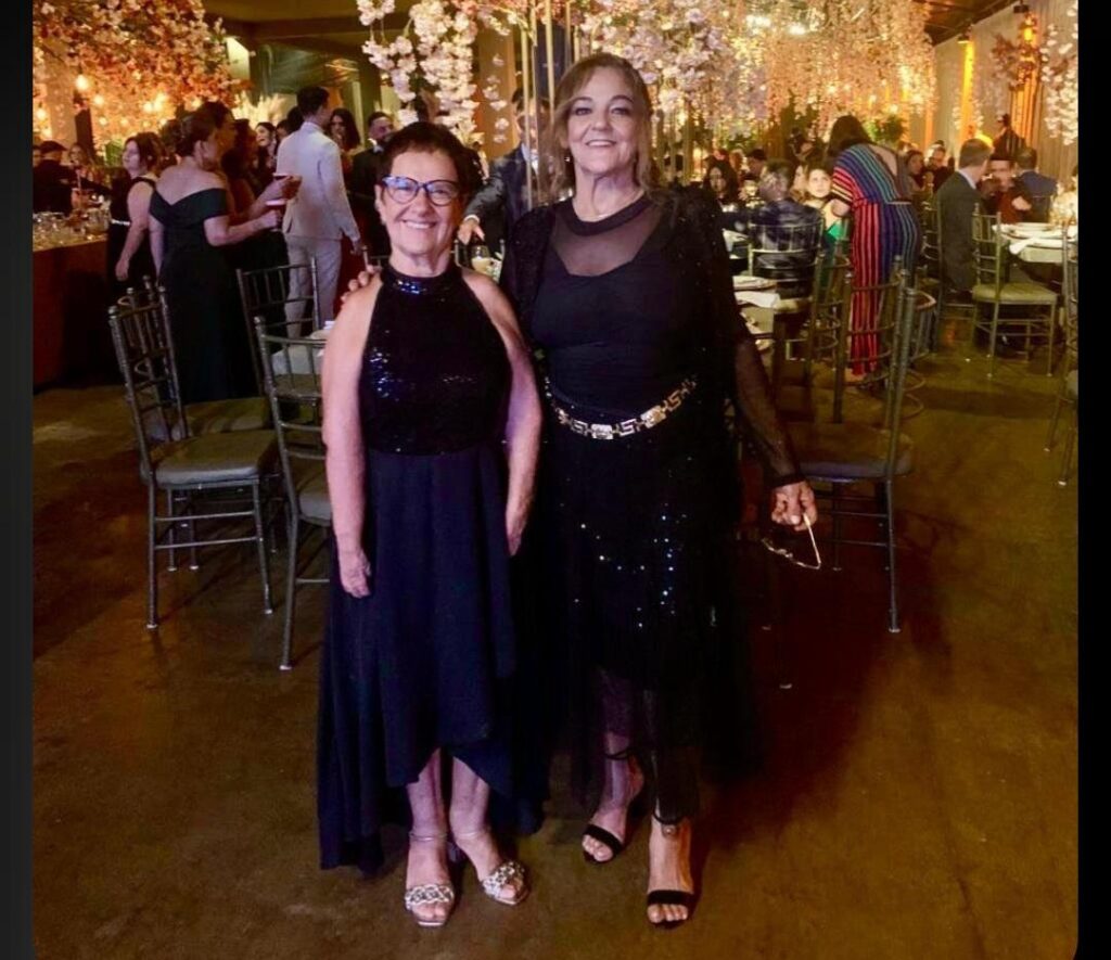 Amigas queridas de uma vida, tenho por elas muito carinho e extrema consideração: Maria Goret Chagas e Sara Chagas.