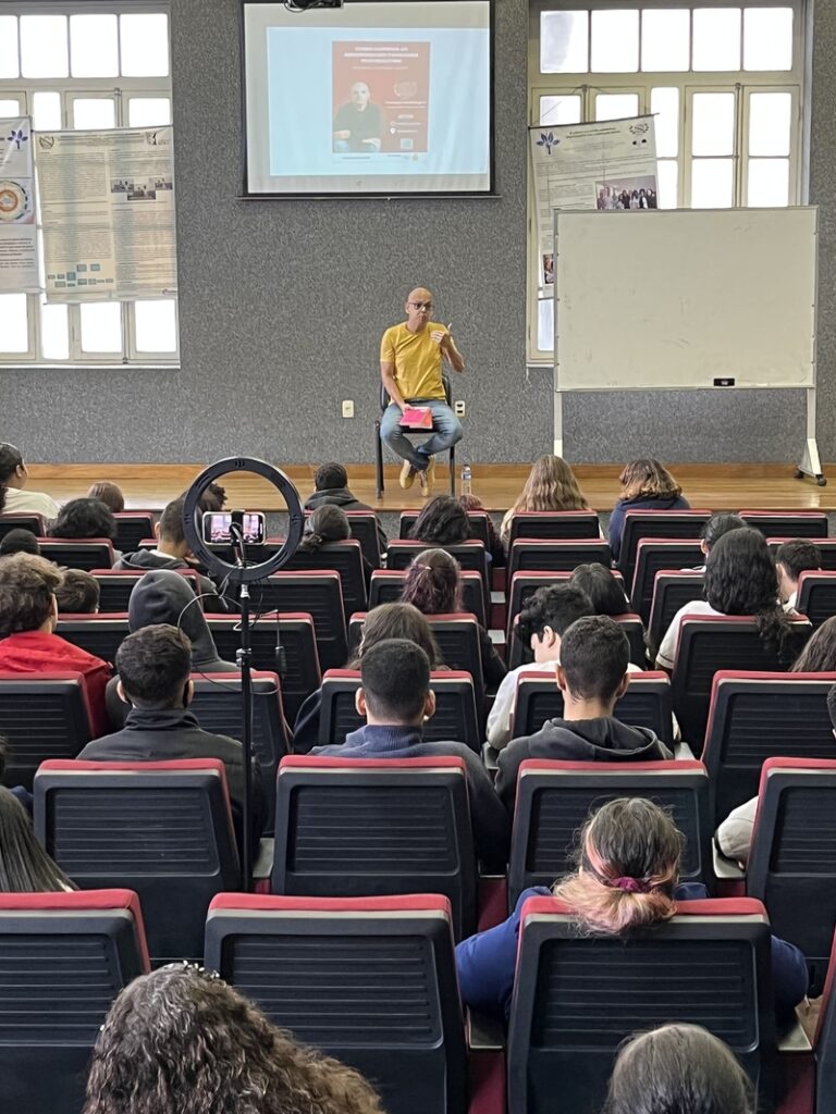 Livro Bullying, de Mar'Junior, é tema de palestras no Brasil
