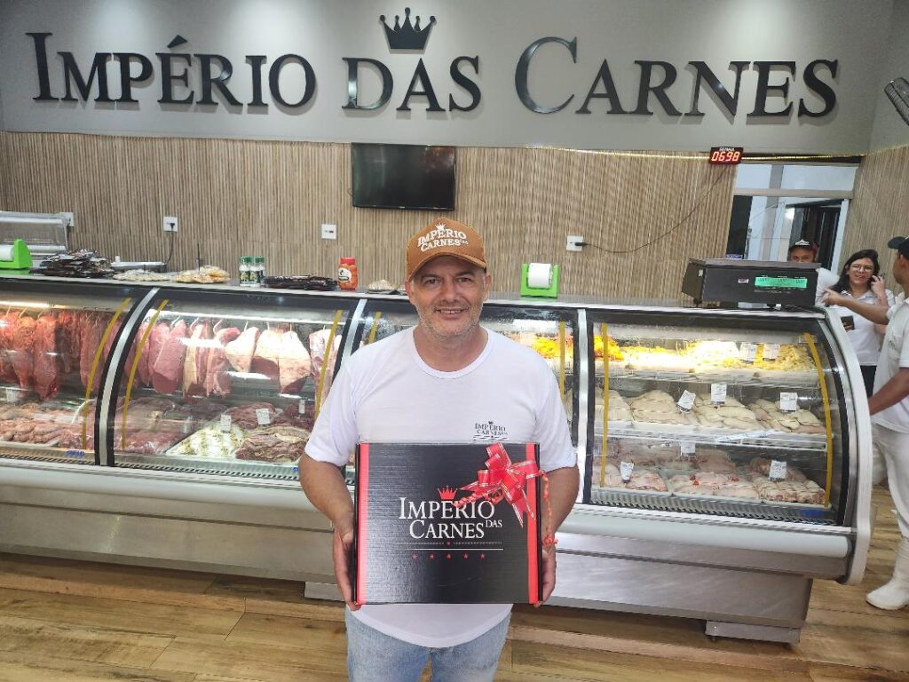 Ele comanda em nossa cidade o mais completo açougue, um verdadeiro shopping das carnes. Caríssimo Edson Sebastião Alvim, proprietário do Império das Carnes. Merece sempre nosso destaque.