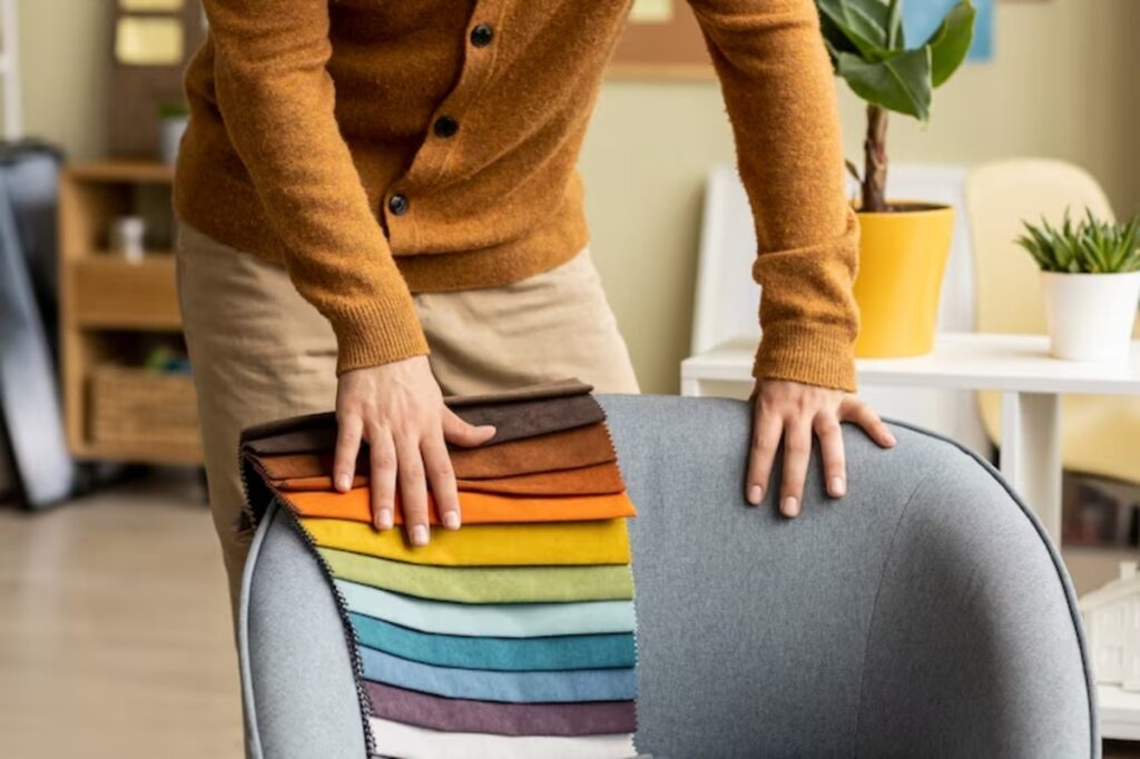 Tipos de tecidos podem ajudar a evitar manchas no sofá