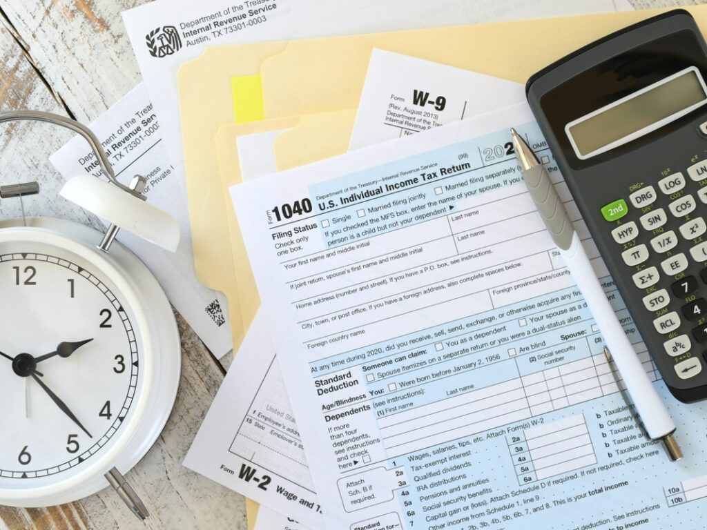 Brasileiros nos EUA enfrentam regras fiscais rígidas no país