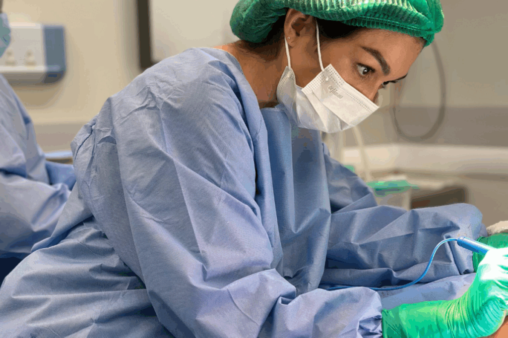 Mastopexia corrige flacidez nas mamas após a maternidade