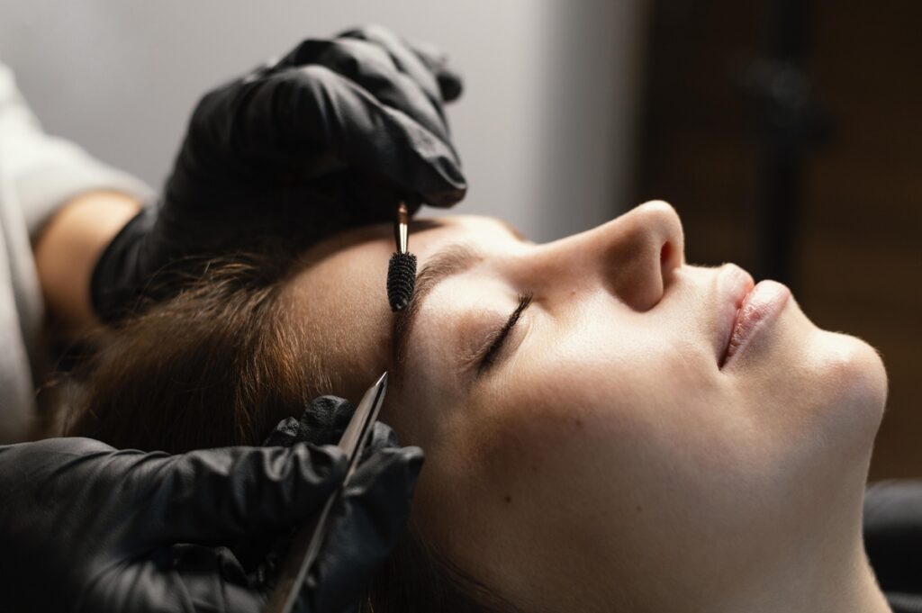 Transplante de fios longos transforma sobrancelhas