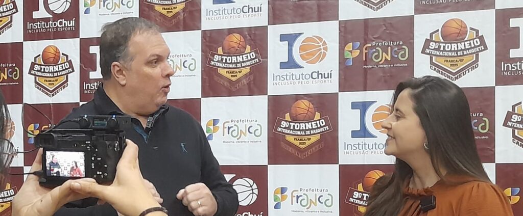 Este Colunista no momento em que entrevistava a vice presidente do Instituto Chuí, Ariane, que falou sobre a importância do evento.