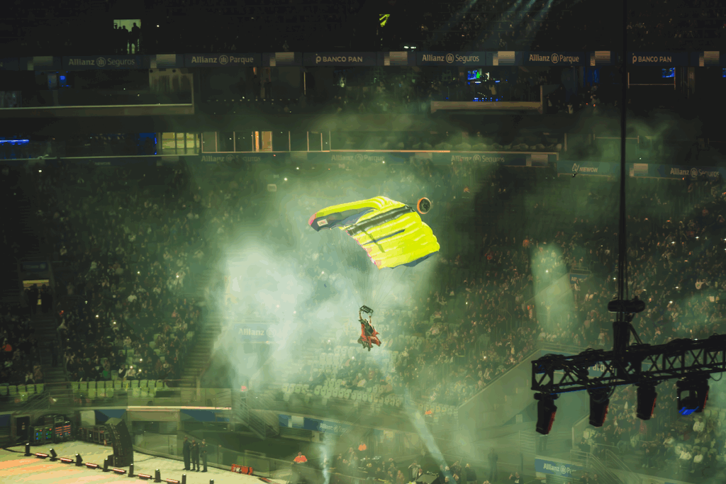 Flávio Jordão realiza pouso de wingsuit dentro do Allianz Parque