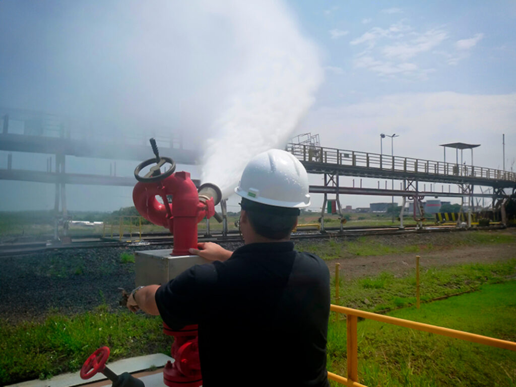 Espumas empregam tecnologia no combate a incêndios