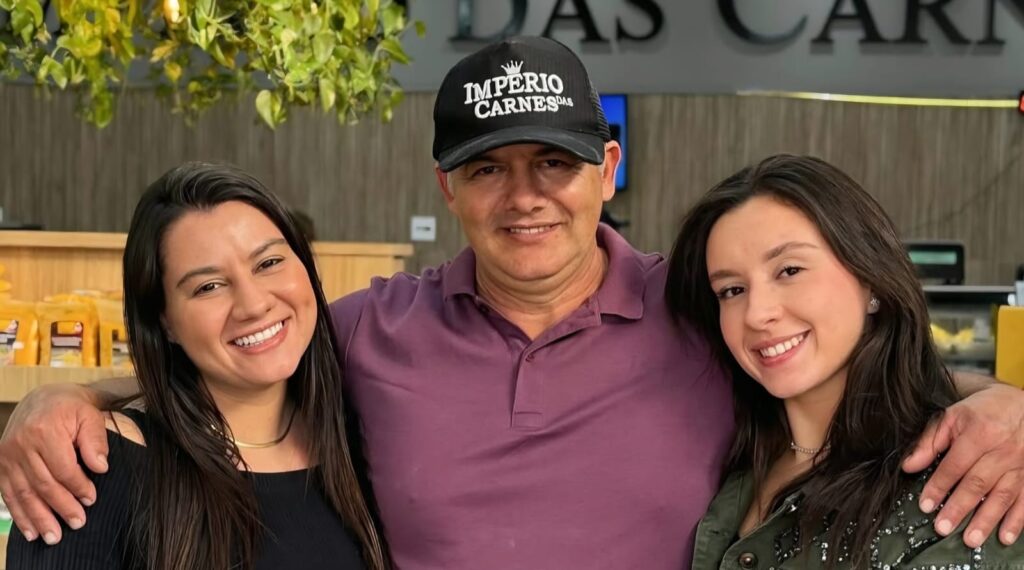 À frente da mais conceituada casa de carnes da cidade, que é o Império das Carnes, o dedicado proprietário, Edson Sebastião Alvim, conta com o talento e a parceria indispensável de suas duas filhas, Carol e Clara, que são seu verdadeiro braço direito e fortalecem, a cada dia, o sucesso do empreendimento.