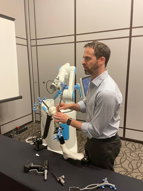 Robótica auxilia resultados na cirurgia de prótese do joelho Robótica auxilia resultados na cirurgia de prótese do joelho