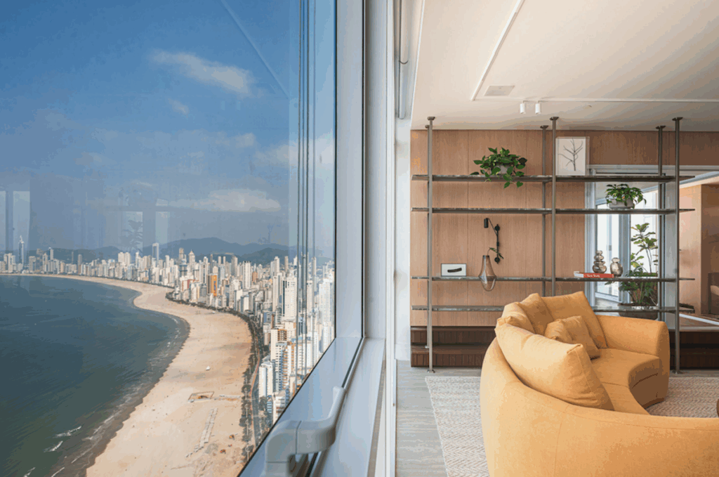 Arquitetura autoral marca projeto em Balneário Camboriú
