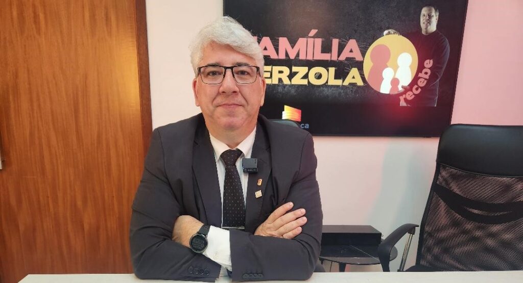 Um profissional que alia talento e dedicação em duas paixões: na advocacia previdenciária, Dr. José Arnaldo é referência pelo conhecimento e comprometimento com seus clientes; e na música, encanta com sua sensibilidade artística, mostrando que competência e inspiração caminham lado a lado em sua trajetória.