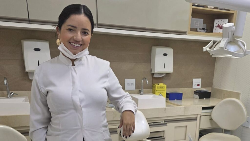 Dedicada profissional da área odontológica, Dra. Letícia Máximo alia conhecimento, carinho e compromisso para transformar sorrisos e conquistar a confiança de todos que a procuram. Ela que faz parte da equipe de profissionais do Instituto Função & Arte.