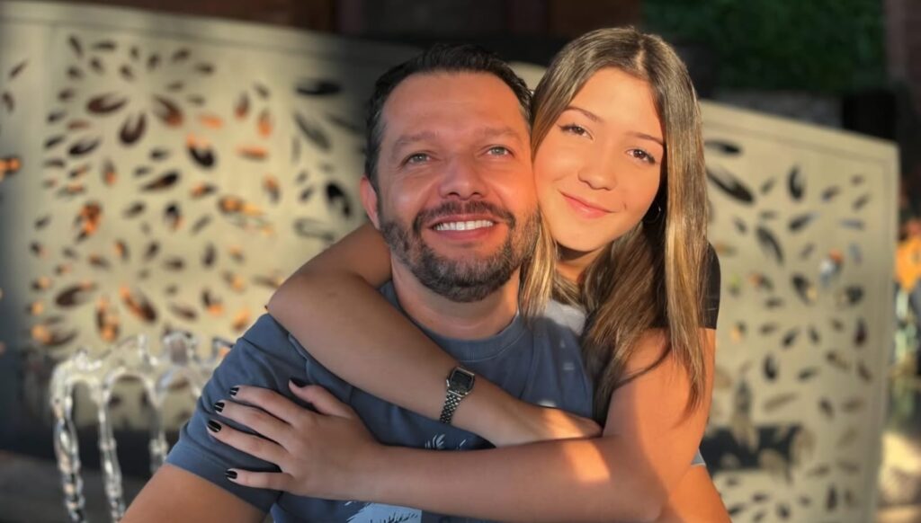 Pai dedicado, o Gestor do Lar de Idosos São Vicente de Paulo, Rodrigo Peres celebra com alegria o aniversário de sua querida filha, Mariana, motivo de orgulho e inspiração em sua vida. Parabéns à Mariana pelos seus 16 anos.
