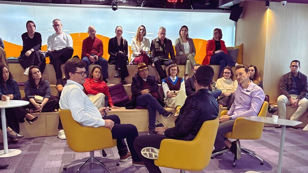 Livro reúne lideranças em CX e tecnologia