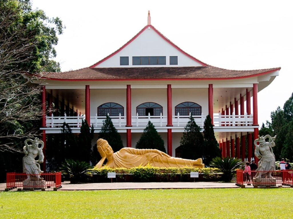 Templo Budista Chen Tien atrai turistas em Foz do Iguaçu