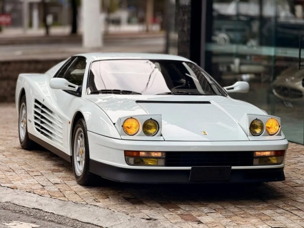 Ferrari Testarossa 1988 vai a leilão no Brasil