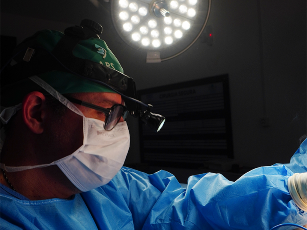 Cirurgião de Florianópolis explica técnica de sutiã interno