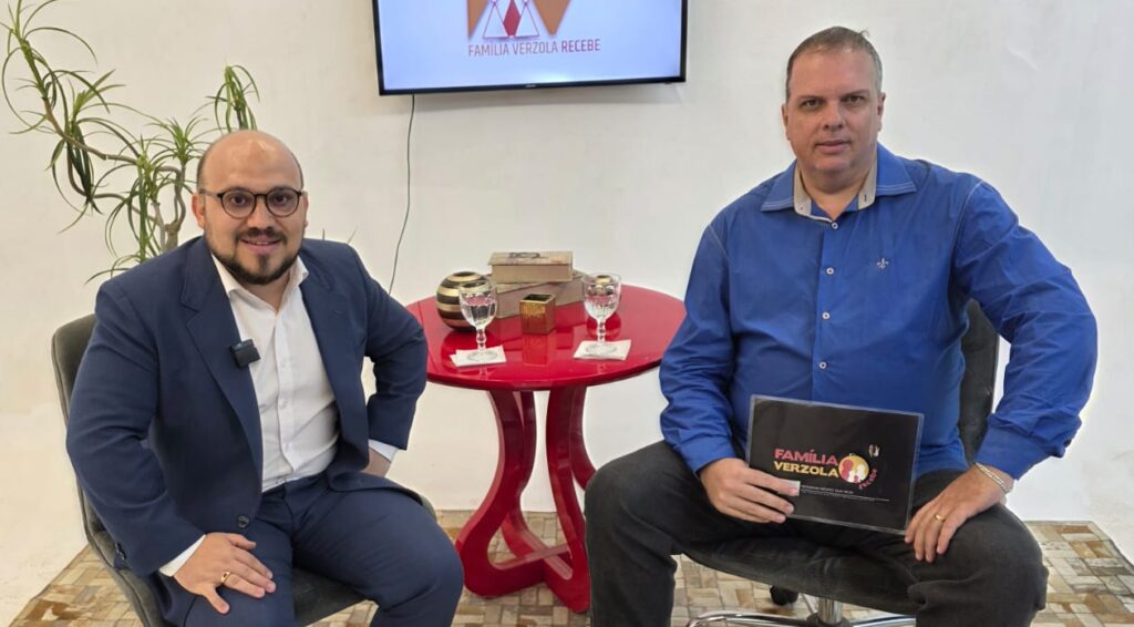 Hoje temos a honra de receber no programa Família Verzola Recebe o renomado advogado Dr. Dyone Soares, um profissional de grande destaque e compromisso com a informação de qualidade. Ele irá abordar um tema extremamente relevante e atual: a Ludopatia, o vício em jogos — trazendo orientações, esclarecimentos e dicas que podem fazer a diferença na vida de muitas pessoas. Não perca! Hoje, às 19h30, pelo canal 3 da Net Claro, com transmissão também pelo nosso YouTube e redes sociais. Um encontro imperdível, com conteúdo que informa e transforma!