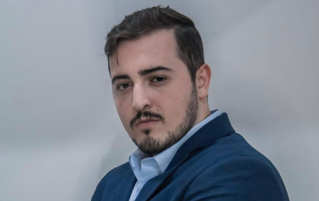 Destaque mais do que merecido para o caríssimo Dr. Miguel Francisco, advogado conceituado e nome respeitado em nossa cidade e toda a região. Com forte atuação também na vida pública, mesmo sem ocupar cargo, tem se dedicado a buscar recursos e melhorias para nossa população. Nas últimas eleições, foi candidato a vereador e conquistou uma votação expressiva, reflexo do reconhecimento do seu trabalho sério e comprometido. Em breve, ele estará conosco em uma entrevista exclusiva e repleta de conteúdo no programa Família Verzola Recebe. Imperdível!