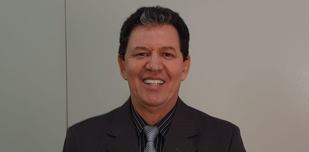 Alegria registrar no dia de hoje o aniversário deste grande amigo, que é o muito competente advogado, Dr. Theo Maia. Profissional de grande destaque na área jurídica, Dr. Theo é referência na advocacia em nossa cidade, sendo admirado e respeitado por amigos e colegas de profissão. Nossos votos de felicidades, com muita saúde, conquistas e ainda mais realizações. Sinta-se abraçado por nós, caro Dr. Theo.