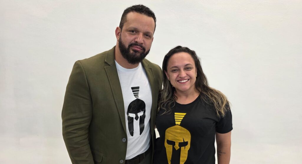 Tive recentemente o grande prazer de conhecer esse casal tão especial: Inês e Fernando Beto. Em uma participação marcante no programa Família Verzola Recebe, que em breve estará no ar, Fernando compartilhou com muita atenção e clareza dicas valiosas sobre o mercado financeiro, enriquecendo nosso conteúdo de forma única. Ao seu lado, Inês trouxe ainda mais leveza e charme à gravação, tornando esse momento ainda mais especial. Um encontro inspirador com pessoas que encantam pela simplicidade, inteligência e sintonia.