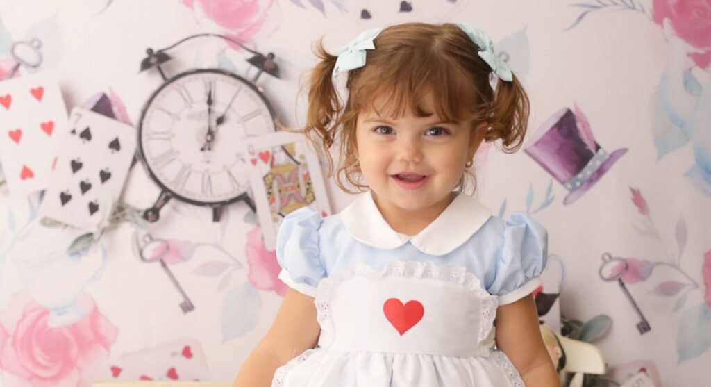 Um dia mais que especial para celebrar a vida da encantadora Maria Alice Pimenta Volpe, que ontem, dia 27, completou seus 2 aninhos, enchendo de alegria o coração de todos ao seu redor. Filha do estimado Dr. Rogério Campos Cintra Volpe, reconhecido profissional da oncologia clínica e especialista em cuidados paliativos em nossa cidade, e de Thalita Pimenta, Maria Alice é motivo de imenso amor e orgulho para toda a família. A pequena aniversariante recebeu ainda o carinho das irmãs, Maria Teresa e Maria Luisa, dos avós e de todos os familiares, em uma celebração repleta de afeto e ternura. Que sua vida seja sempre iluminada, doce e cheia de lindas descobertas.