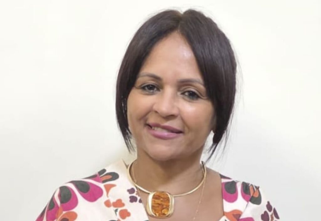Alegria destacar em nossa pagina desta quinta feira a muito querida, Maria Célia Pacheco, empresária de sucesso à frente da “Stone Way – Formaturas e Eventos”, conduzindo com excelência e visão um trabalho que faz a diferença. Também à frente de sua ONG, “Iluminando Vidas” desenvolve uma atuação admirável, marcada pelo compromisso e impacto positivo na vida de muitas pessoas. Nesta semana tivemos o prazer de recebe-la no programa Família Verzola Recebe, em uma gravação especial e cheia de conteúdo, onde compartilhou valiosos insights sobre mentalidade próspera na prática e como ela pode transformar vidas. Um verdadeiro exemplo de liderança, propósito e inspiração. O programa vai ao ar em breve, na nossa programação.