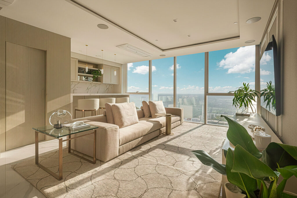 Arquitetura de luxo une materiais nobres e soluções técnicas