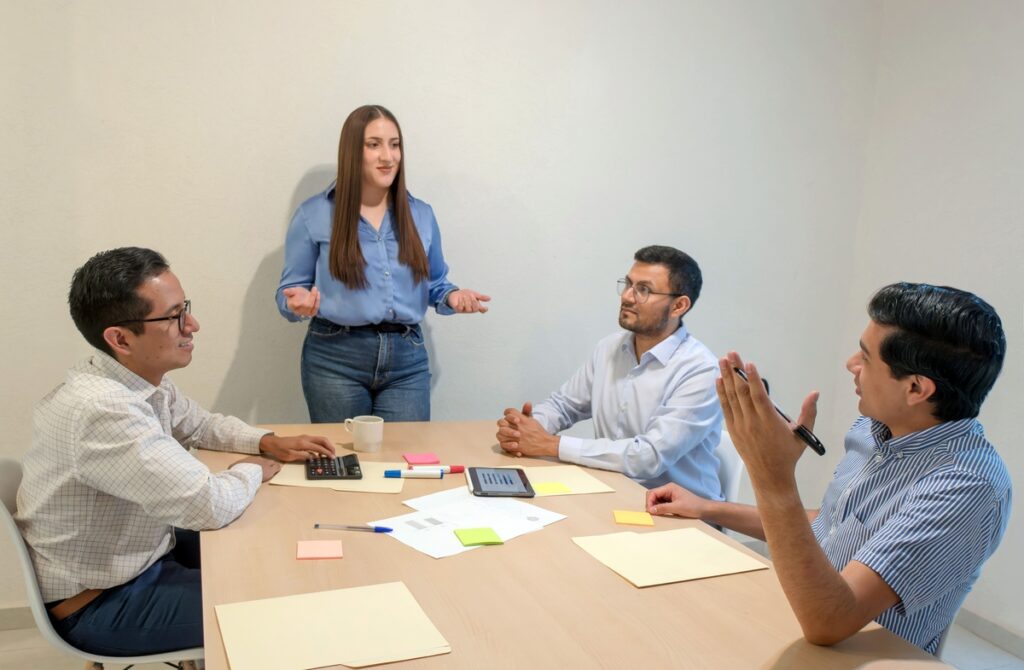 Escassez de talentos mantém pressão no mercado de trabalho