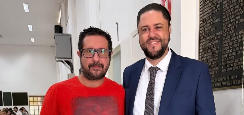 Em uma ocasião marcada pela excelência e pelo compromisso com a justiça, a cidade de Franca foi palco de um encontro entre dois grandes nomes da advocacia criminal: Dr. Rafael Spirlandeli e Dr. William Tristão. Reconhecidos por suas trajetórias sólidas, ética irrepreensível e profunda atuação na área penal, ambos representam o mais alto nível da prática jurídica contemporânea. O diálogo entre esses respeitados profissionais simboliza não apenas a troca de experiências e conhecimentos, mas também o fortalecimento de valores essenciais à advocacia criminal: técnica apurada, responsabilidade social e dedicação incansável à defesa dos direitos e garantias fundamentais. Momentos como esse engrandecem a advocacia e reafirmam o papel indispensável de juristas comprometidos com a justiça e a verdade. Em breve deveremos ter um debate rico em insights valiosos em nosso programa Família Verzola entre esses dois nomes destacados da advocacia francana. Aguardem! Vem conteúdo de qualidade por ai!