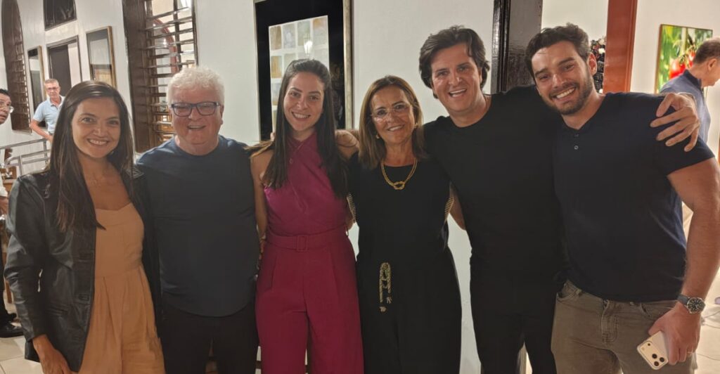 – Há famílias que inspiram pelo exemplo, pela união e pelos valores que cultivam ao longo da vida — e a família de Adilson José Delmastre é, sem dúvida, uma delas. Ao lado de Talita, Isadora, Izabel, Fábio e Lucas, Adilson construiu muito mais do que uma bela trajetória: formou um verdadeiro alicerce de carinho, respeito e companheirismo. Como consultor empresarial independente, sempre demonstrou competência, visão e seriedade, mas é na amizade sincera, na lealdade e na grandeza humana que deixa sua marca mais especial. Amigo querido de longos anos da Família Verzola, Adilson é dessas pessoas raras que conquistam admiração verdadeira e permanecem no coração de todos que têm o privilégio de conviver com ele e sua família tão especial.