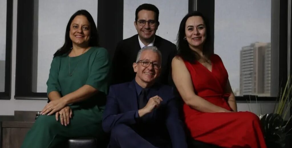Excelência, ética e compromisso definem com precisão a trajetória de quatro nomes que honram a advocacia com brilhantismo e dedicação. Dr. Denílson Carvalho, Dr. Acir de Matos Gomes, Dra. Luiza Gouvêa e Dra. Helen Marini Dias destacam-se não apenas pela sólida atuação jurídica em suas respectivas áreas, mas também pela competência, seriedade e respeito com que conduzem cada causa e cada desafio profissional. São profissionais que inspiram confiança, admiração e reconhecimento, representando o mais alto nível do exercício do Direito com inteligência, humanidade e notável excelência.