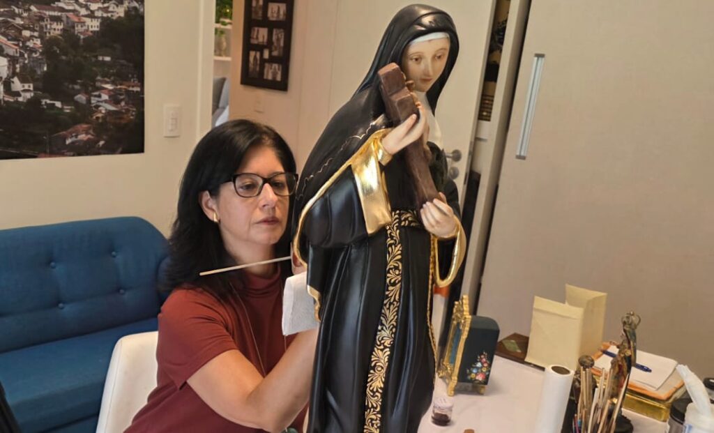 No quadro “Entre Cores e Histórias”, do programa Família Verzola Recebe, temos a honra de destacar Ana Claudia Querino, artista renomada que encanta pela excelência em restauração e policromia com técnica histórica barroca. Seu talento, sensibilidade e dedicação à preservação da arte fazem dela uma referência admirada, trazendo vida, memória e beleza a cada obra. Um verdadeiro destaque que enriquece ainda mais o grande sucesso do nosso programa.