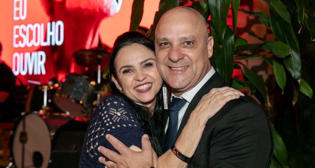 Anderson Denis de Melo e Luciana formam um daqueles casais que inspiram pelo exemplo, pela união e pelo carinho que demonstram em cada gesto. Anderson, à frente da Audibel Aparelhos Auditivos em nossa cidade, dedica seu trabalho com seriedade, humanidade e compromisso, contribuindo diariamente para a saúde auditiva e o bem-estar de toda a comunidade. Ao seu lado, a querida Luciana, também integrante da família Audibel, soma dedicação, acolhimento e companheirismo, fortalecendo ainda mais essa linda trajetória construída a dois. Juntos, são exemplo de amor, parceria e respeito, conquistando a admiração e o carinho de todos que têm o privilégio de conhecê-los.