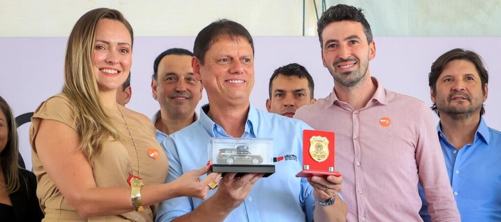 O Hospital Estadual de Franca foi inaugurado nesta quinta-feira, 29 de maio, marcando um momento histórico para a saúde pública da região. Com a presença do governador Tarcísio de Freitas, autoridades estaduais e lideranças políticas, a entrega simboliza o maior investimento da história da saúde regional e representa um novo tempo para os atendimentos do SUS em Franca e cidades vizinhas. O vereador Daniel Bassi celebrou a conquista e destacou o compromisso cumprido pelo Governo do Estado, reforçando o orgulho de participar de uma obra tão importante para a população francana. A foto destaca o vereador Daniel Bassi junto do governador Tarcísio de Freitas, de Jaqueline Valadares, Presidente do Sindicato dos Delegados do Estado de SP e de André do Prado.