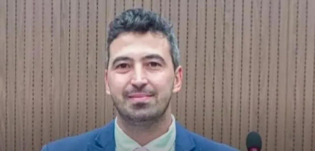 Entre os nomes mais combativos e atuantes da Câmara Municipal de Franca, Daniel Bassi vem se destacando pelo trabalho sério, firme e comprometido com a população. Com uma atuação marcada pela fiscalização, defesa dos interesses da cidade e apresentação de propostas relevantes, o vereador conquistou respeito dentro e fora do Legislativo. Não por acaso, seu nome já começa a ser especulado como possível candidato a prefeito nas próximas eleições — reflexo direto de uma trajetória construída com responsabilidade, diálogo e resultados concretos em favor de Franca.