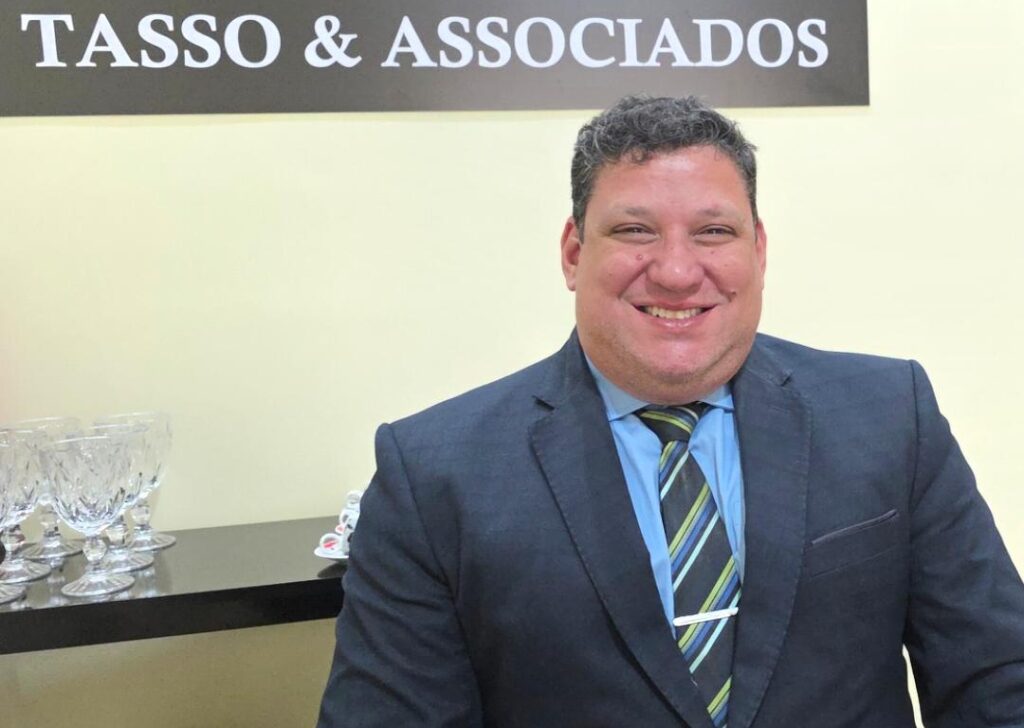 – Dr. José Daniel Tasso destaca-se como um dos mais capacitados e requisitados profissionais da advocacia, reunindo sólida formação jurídica, experiência notável e uma atuação marcada pela excelência, ética e comprometimento com cada cliente. Reconhecido por sua competência técnica e visão estratégica, construiu uma trajetória de respeito e credibilidade, tornando-se referência pela dedicação incansável à justiça e pelos resultados alcançados com seriedade e profissionalismo.
