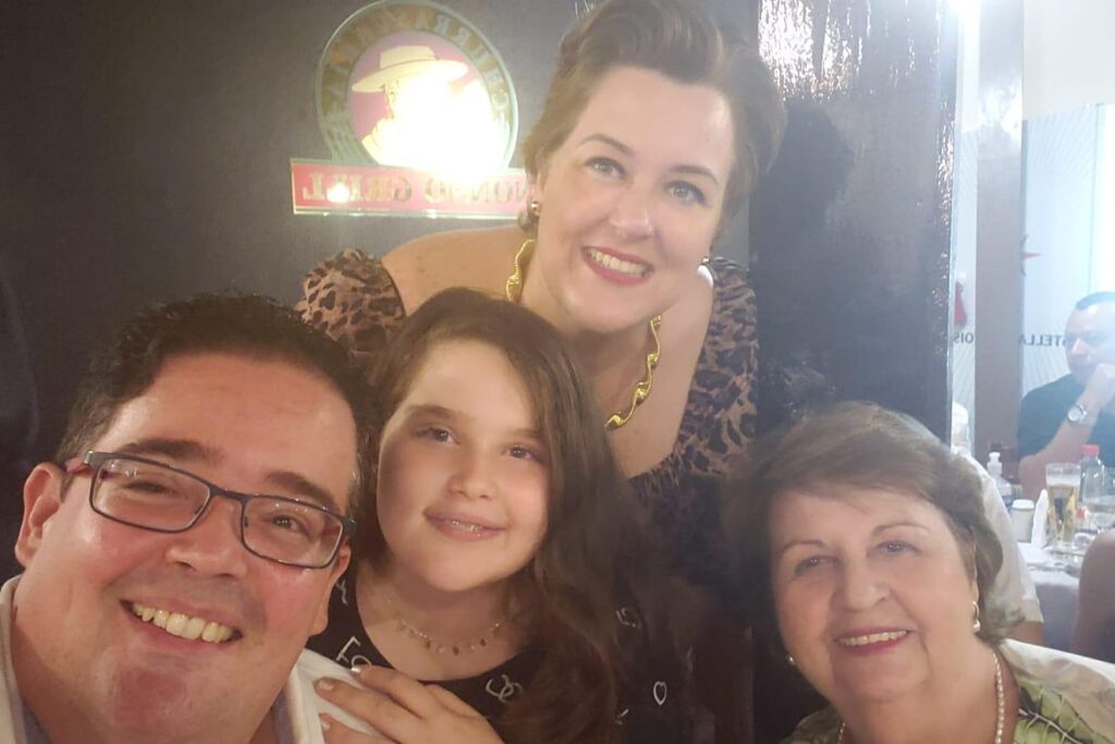 O Procurador Municipal Dr. José Mauro Paulino é exemplo de dedicação, competência e compromisso com a justiça e com a comunidade. Ele que construiu uma linda trajetória familiar ao lado de sua esposa, Dra. Roberta, da filha Isadora e de sua mãe, a Professora Maria Inês Paulino — família marcada por valores, união e inspiração. Uma história pautada no respeito, no amor e na contribuição positiva à sociedade.