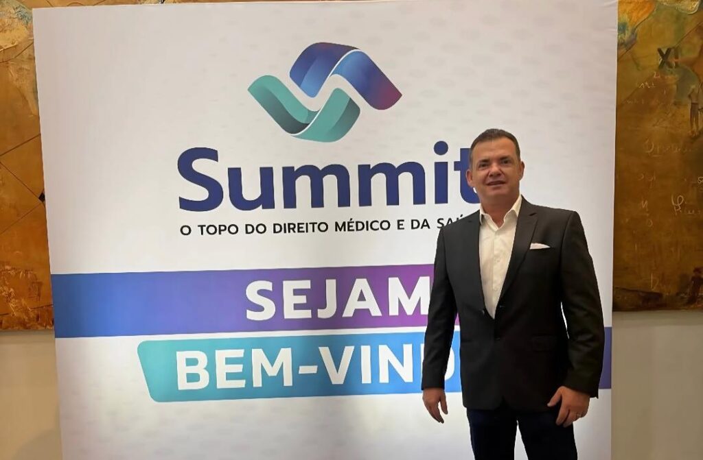 Referência de excelência, competência e dedicação na advocacia, Dr. José Nelson Salerno reafirma, mais uma vez, seu prestígio e protagonismo no cenário jurídico nacional. Recentemente, esteve presente no mais importante evento de Direito Médico do país, realizado em São Paulo, acompanhando de perto os debates, tendências e avanços de uma das áreas mais relevantes e desafiadoras do Direito contemporâneo. Sua participação evidencia o compromisso permanente com a atualização, a ética e a busca incessante pela mais alta qualidade na atuação profissional.