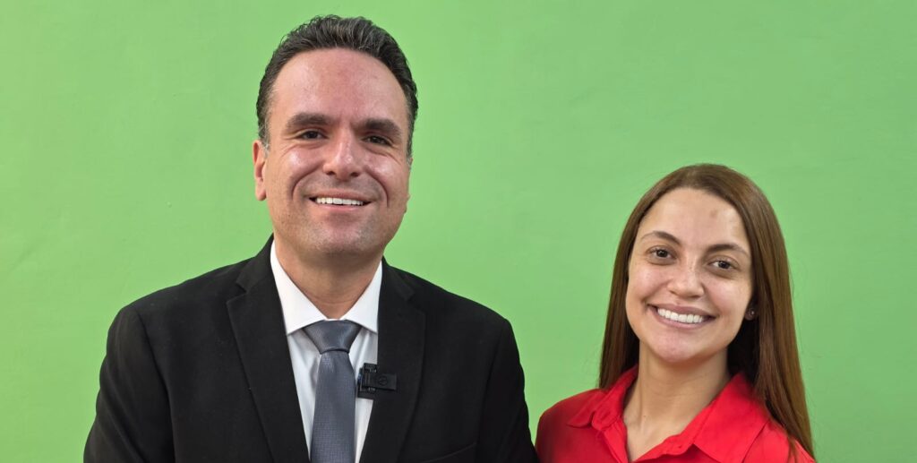 Nesta quinta-feira, o programa Família Verzola Recebe terá a honra de receber, em nossos estúdios, a brilhante equipe do escritório Carlos Fernandes Advogados Associados para uma gravação especial, repleta de informação, conhecimento e grandes conteúdos jurídicos. Com destaque ao renomado advogado Dr. Cairo Presoto Fernandes, profissional admirado pela competência, seriedade e excelência em sua atuação, ao lado de Laura, que desempenha um trabalho admirável auxiliando com dedicação e profissionalismo toda a equipe do escritório. Será, sem dúvidas, um encontro enriquecedor e extremamente interessante para todos que acompanham o programa Família Verzola Recebe.