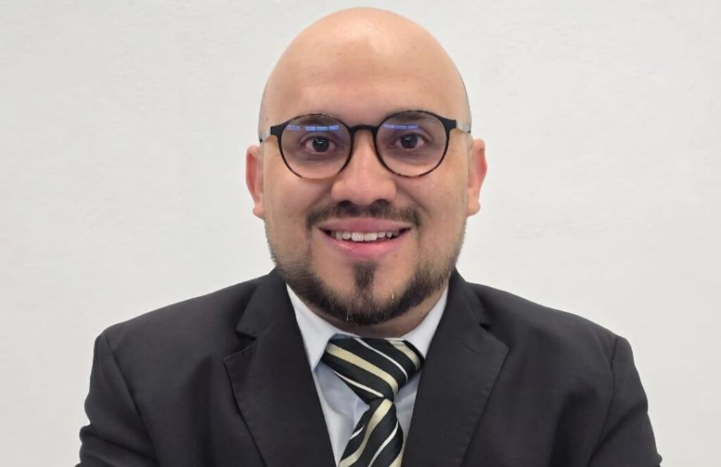 A partir da próxima semana, o programa Família Verzola Recebe ganha um quadro fixo especial com a participação do renomado advogado Dr. Dyone Soares, grande especialista em Direito da Saúde. Com muita experiência e conhecimento, ele trará orientações, casos reais e dicas importantes sobre direitos que impactam diretamente a vida da população. O quadro, intitulado “Direito da Saúde – Com Dyone Soares”, já foi gravado e promete conteúdo forte, esclarecedor e de grande utilidade. Dr. Dyone também abordará os perigos do vício em jogos, suas consequências devastadoras e os caminhos legais e de apoio para quem enfrenta essa realidade, no quadro, “Vício em Jogo: Entenda Seus Direitos”, que promete informações valiosas aos telespectadores. Fique antenado em nossa programação e não perca esse conteúdo que vai informar, conscientizar e ajudar muitas famílias!
