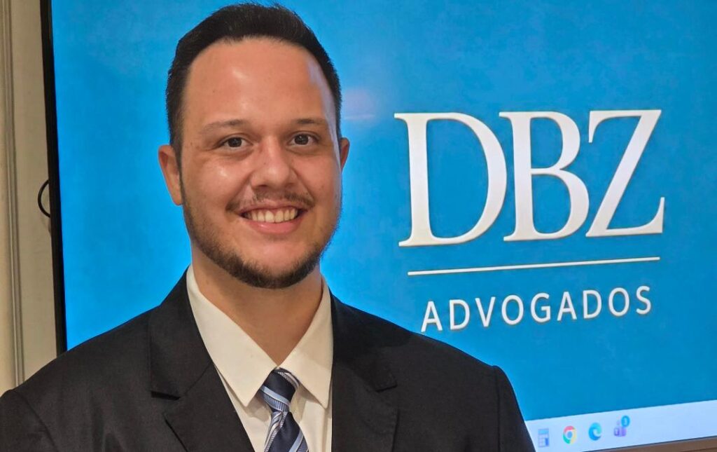 Hoje, às 19h30, o programa Família Verzola Recebe tem a honra de apresentar o Dr. Guilherme Zocollaro — advogado e professor, especialista em Direito Imobiliário, referência nacional em contratos imobiliários, estruturação patrimonial e segurança jurídica nas relações imobiliárias. Um bate-papo elegante, informativo e repleto de insights valiosos sobre o universo imobiliário, conduzido por quem é autoridade no assunto. Assista pelo canal 3 da NET/Claro, pelo nosso canal no YouTube e também pelas nossas redes sociais. Imperdível!
