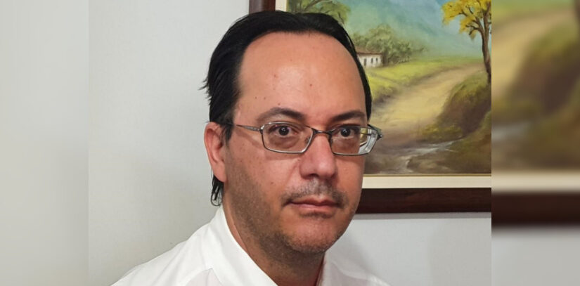 Dr. José Reinaldo de Paula Tasso é a verdadeira expressão da excelência na medicina oncológica. Dono de uma trajetória brilhante, alia conhecimento científico de alto nível, competência incontestável e uma sensibilidade humana que transcende a prática médica. Sua dedicação incansável à vida, ao cuidado e ao bem-estar de cada paciente revela não apenas um profissional extraordinário, mas um ser humano admirável, cuja presença inspira confiança, respeito e profunda gratidão. Seu legado é marcado pela ética, pela empatia e pelo compromisso genuíno em oferecer esperança e dignidade àqueles que têm o privilégio de serem cuidados por ele.