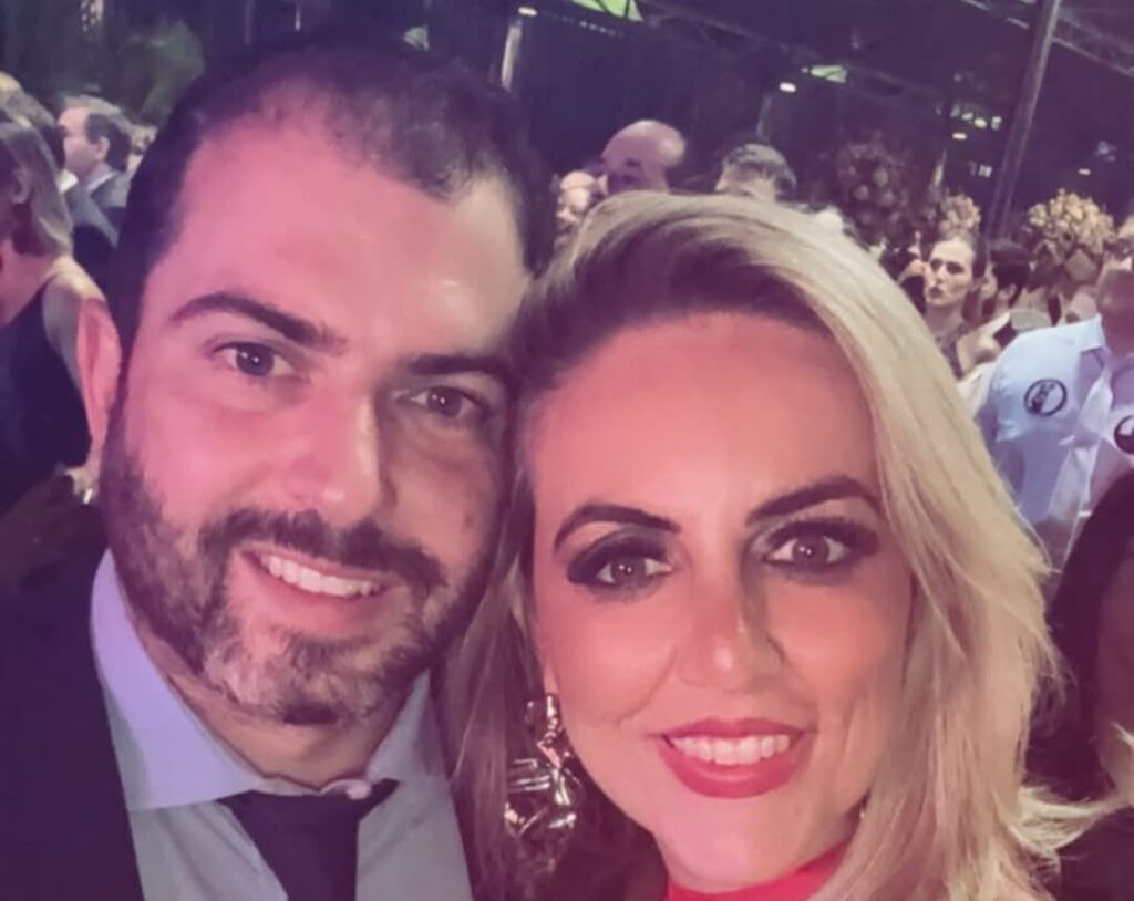 Dr. Rogério Campos Cintra Volpe traduz, na medicina e na vida, a essência do cuidado humano. Oncologista clínico e especialista em cuidados paliativos, carrega na profissão a sensibilidade de quem entende que tratar vai muito além da ciência — é acolher, aliviar, ouvir e permanecer presente. Ao seu lado, Thalita Volpe é a força serena e a companheira de todos os momentos, presença que soma amor, equilíbrio e dedicação em cada passo da caminhada. Juntos, formam um casal admirável, marcado pela empatia, pela união e pela capacidade rara de transformar vidas através do carinho, da humanidade e do exemplo que inspiram diariamente.
