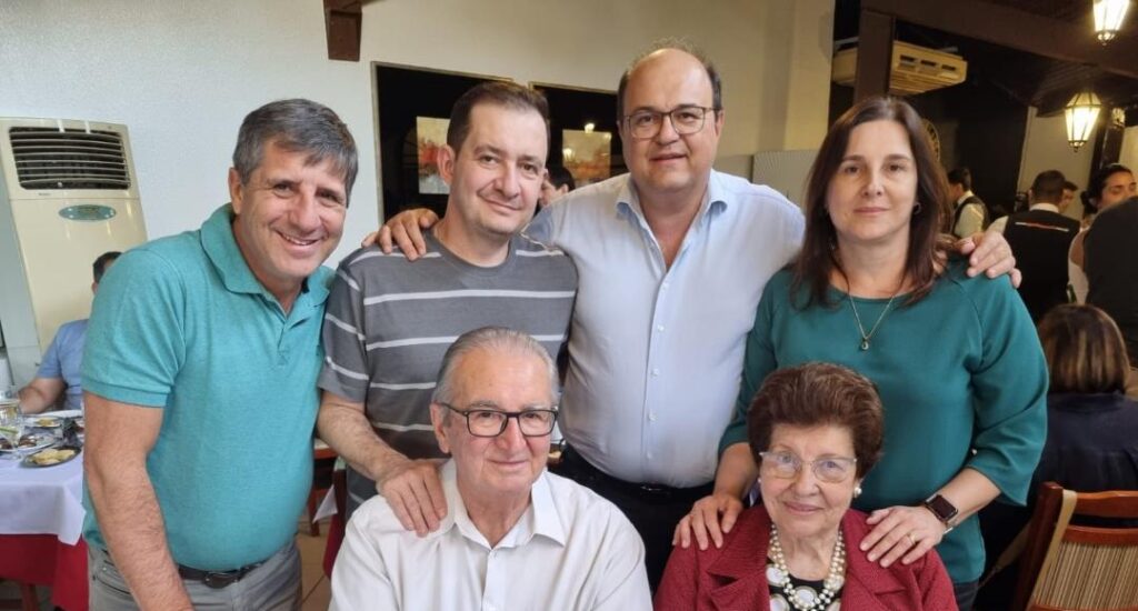 Uma família admirável, por quem nutro grande carinho, respeito e admiração. Tenho a honra de ter sido aluno do estimado Dr. Francisco de Lúcio Tersi nos cursos jurídicos, mestre brilhante que tanto contribuiu para a formação cultural e educacional de nossos jovens, para a advocacia e para a Justiça, destacando-se também como um dos mais combativos promotores de justiça de sua época. Na bela celebração dos 60 anos de feliz matrimônio, Dr. Francisco e sua esposa Marly recebem o carinho dos filhos Francisco, Flavio, Fernando e Adriana, retratando a união, os valores e o exemplo desta família tão especial. Meu fraterno abraço e toda admiração a todos eles.